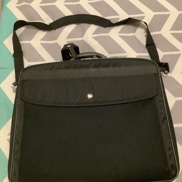 Large format laptop carry bag, with lots of space for accessories. - Picture 1 of 7